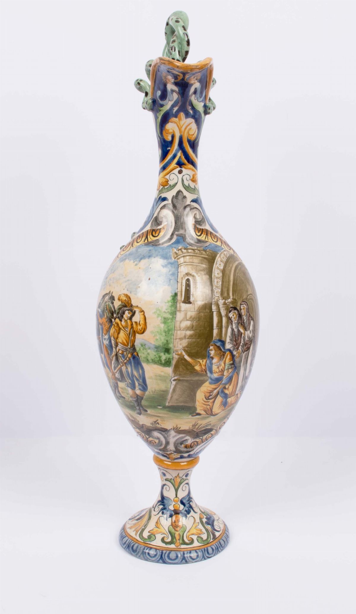 Grande anfora in maiolica con ansa serpentiforme e con decoro a grottesche di gusto rinascimental...