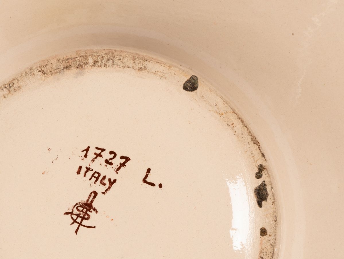 Grande piatto in maiolica con larga tesa decorata con motivi a raffaellesche di gusto neorinascim...