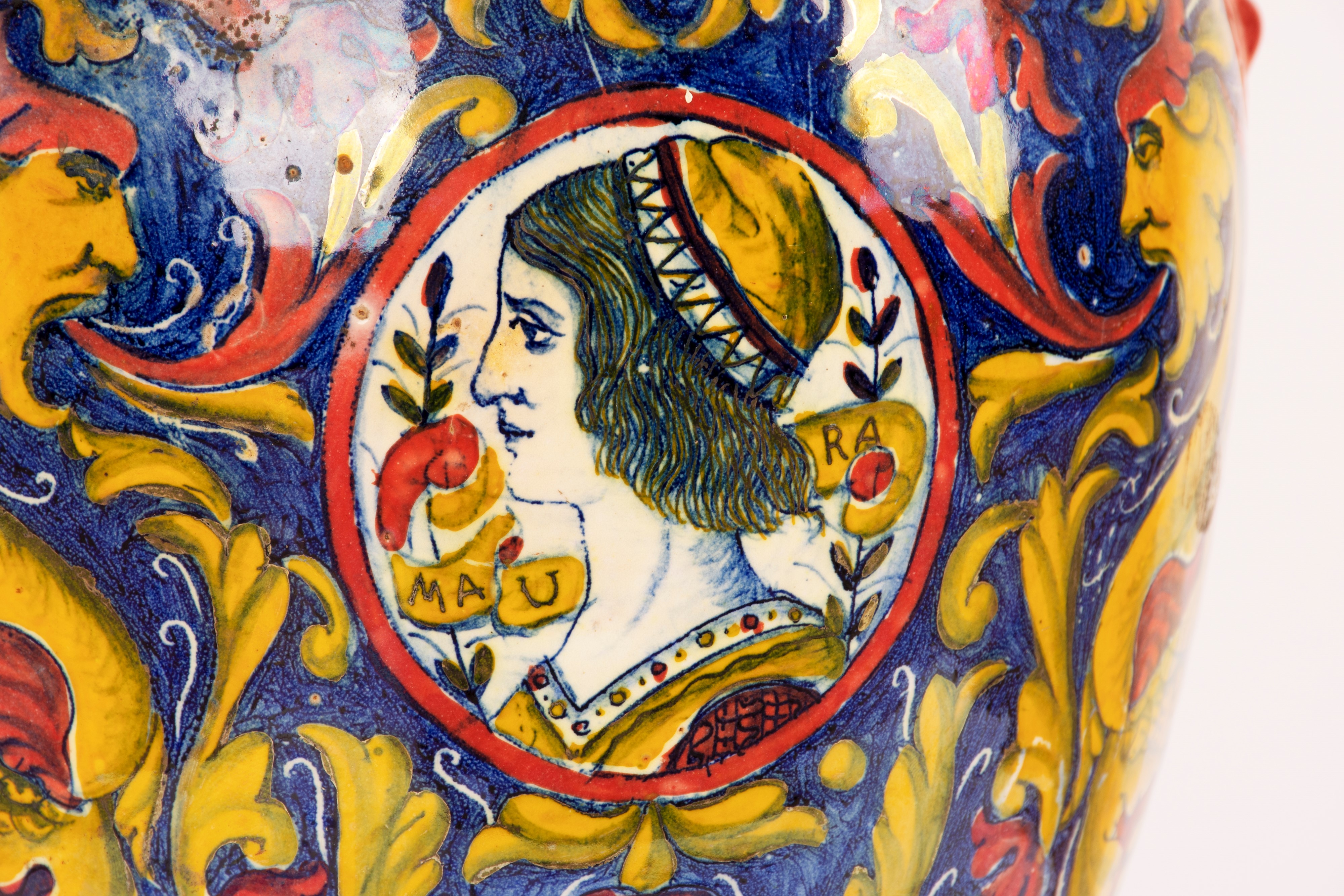 Grande vaso a lustro rosso e oro. Manifattura Gualdo Tadino, inizi del XX secolo.