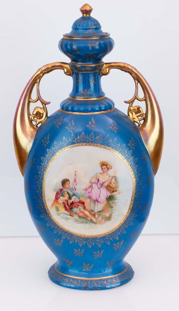 Vaso di foggia orientale con fondo azzurro decorato ad anse arcuate in oro. Manifattura Carlsbard Cecoslovacchia, XIX secolo