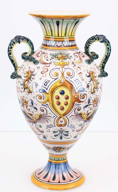 Vaso in Maiolica Biansato a Fondo Bianco con Anse Serpentiformi in Verde Maculato Nero e Decoro a...