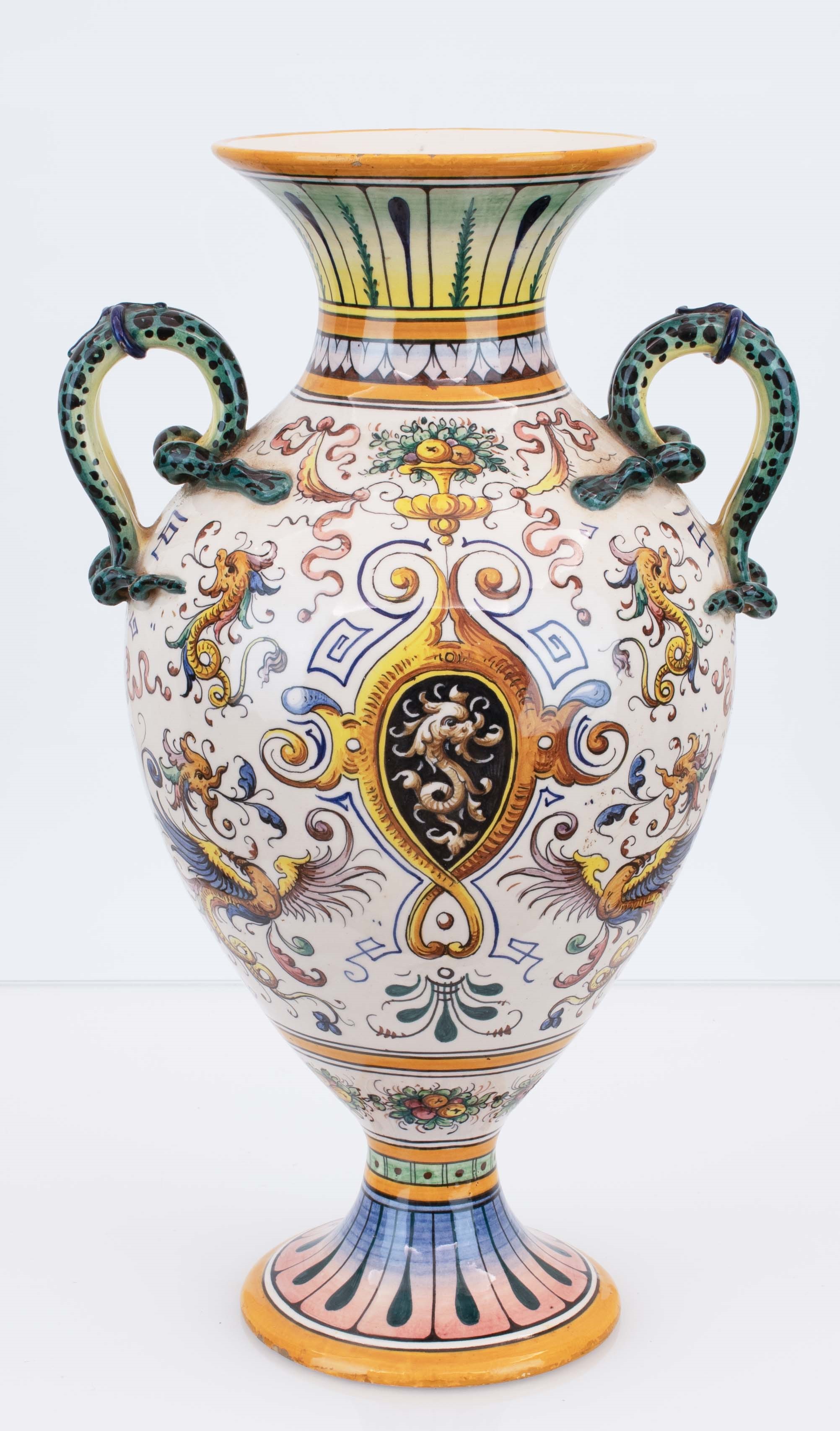 Vaso in Maiolica Biansato a Fondo Bianco con Anse Serpentiformi in Verde Maculato Nero e Decoro a...