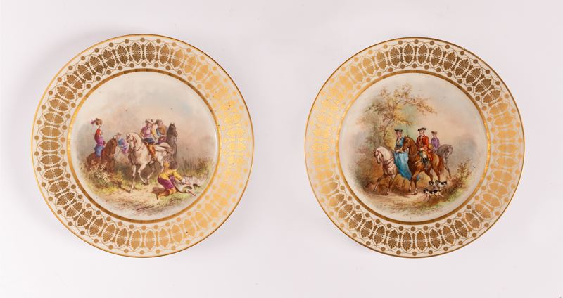 Coppia di Piatti in Porcellana con Decori in Oro di Gusto Secondo Ottocento sulla Tesa e con al C...