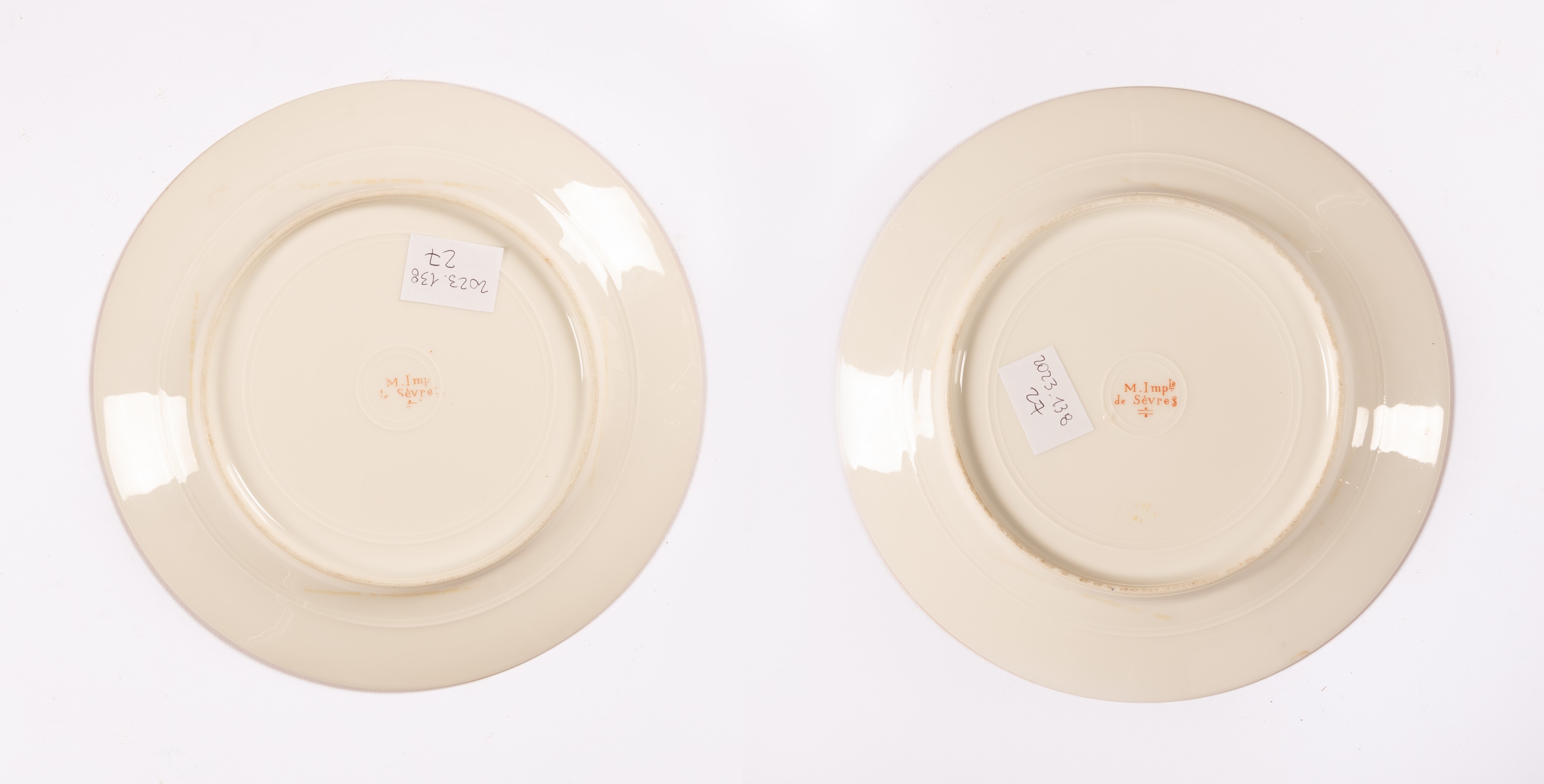 Coppia di Piatti in Porcellana con Decori in Oro di Gusto Secondo Ottocento sulla Tesa e con al C...