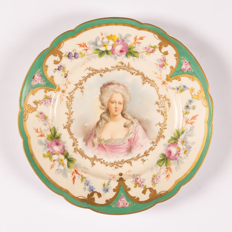 Piattino in porcellana con decoro nello stile Sevres del XVIII secolo in verde e oro e ghirlande ...
