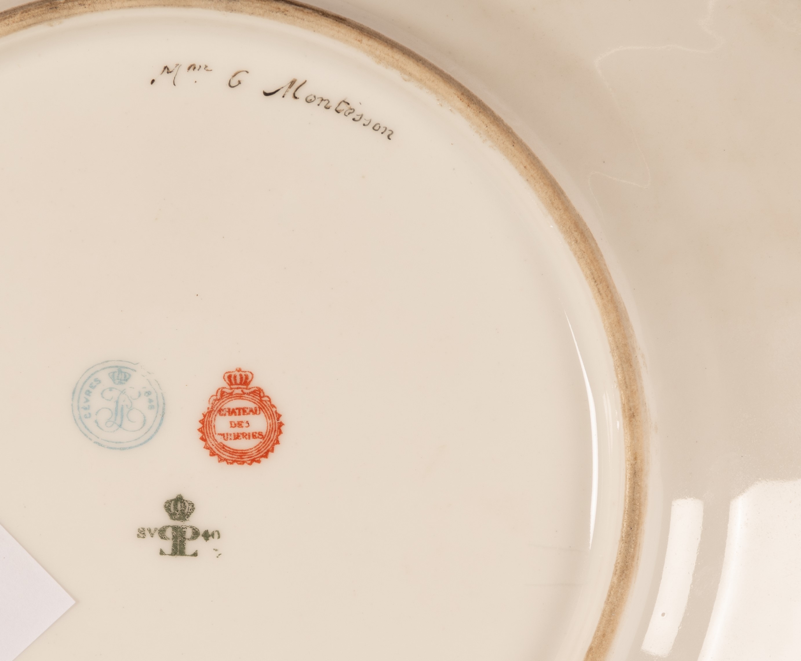 Piattino in porcellana con decoro nello stile Sevres del XVIII secolo in verde e oro e ghirlande ...