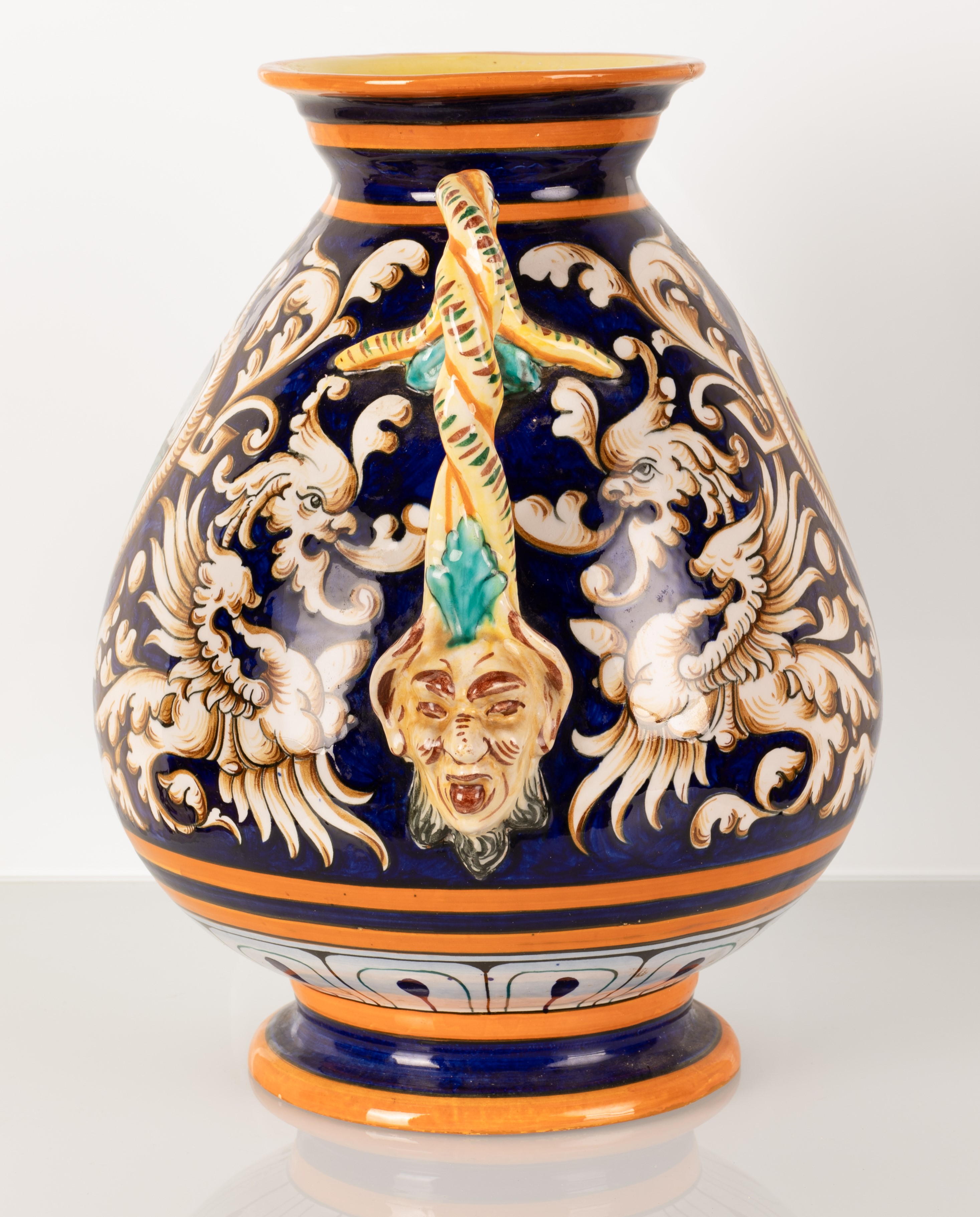 Vaso in maiolica biansato con anse ritorte terminanti a mascheroni antroomorfi. Manifattura Egist...
