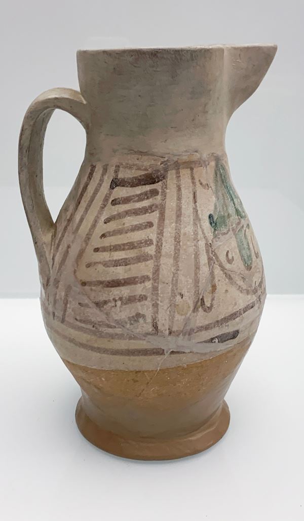 Boccale in maiolica arcaica dal corpo piriforme. Manifattura senese (Montalcino) dell'ultima metà del XV secolo