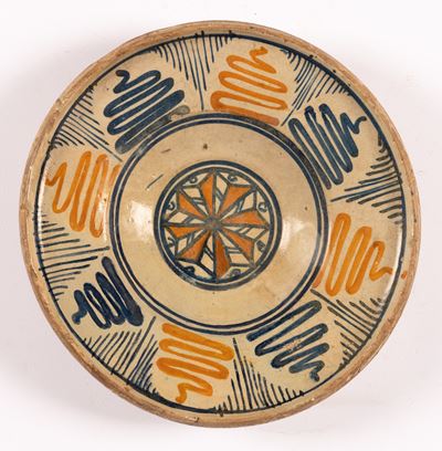 Piatto Decorato alla Tesa con Motivi Geometrici ed Ondulati in Blu e Manganese. al Cavetto Decoro...