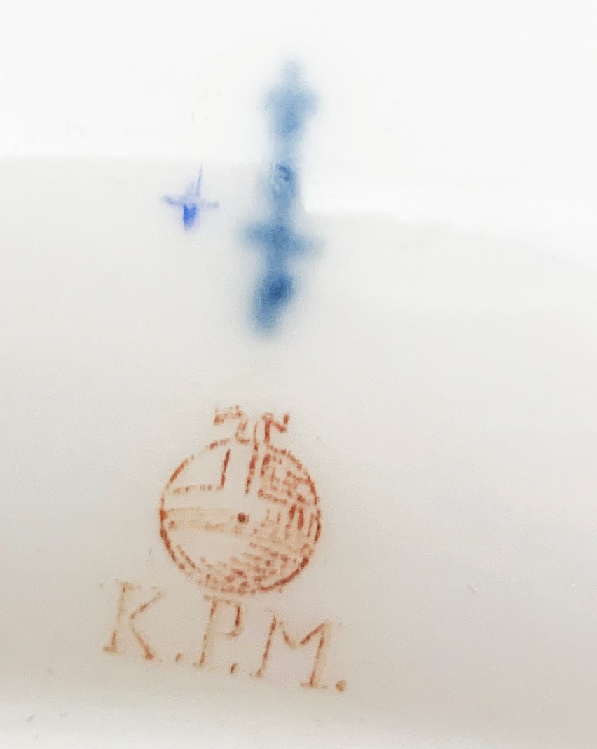 Lotto di 5 Piatti e un Porta Uovo Manifattura Kpm con Decoro in Rosso e Oro Composto da