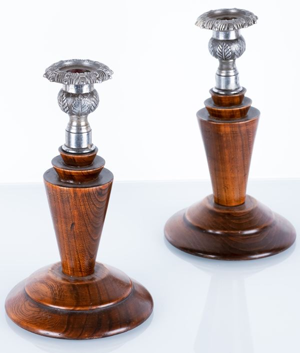 Coppia di piccoli candelieri in legno e Sheffield inglese con delicato decoro a palmette 