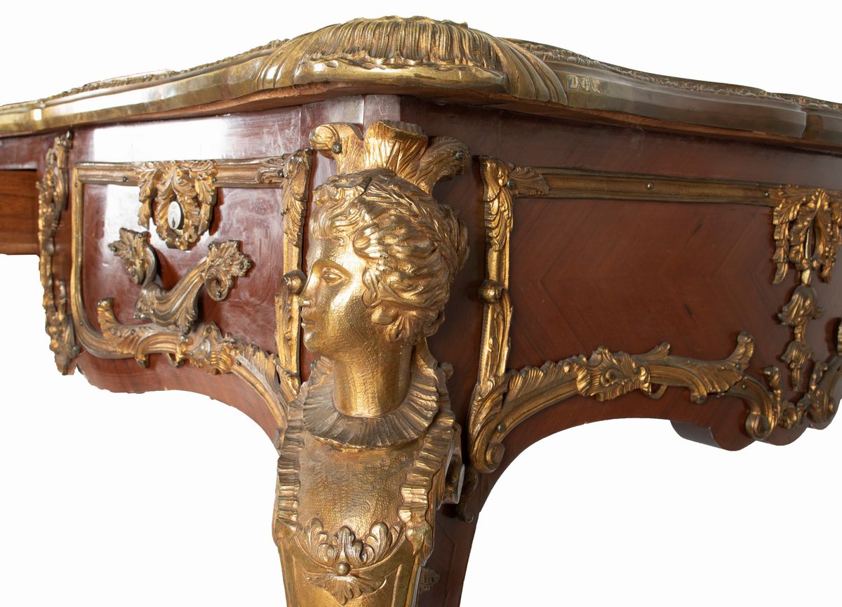 Tavolo Bureau Plat con applicazioni in bronzo dorato, piano di forma sagomata profilato da bordo ...