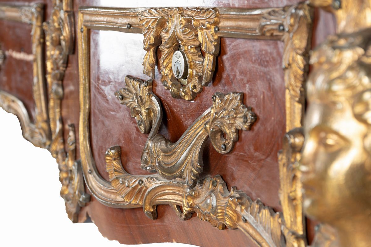 Tavolo Bureau Plat con applicazioni in bronzo dorato, piano di forma sagomata profilato da bordo ...