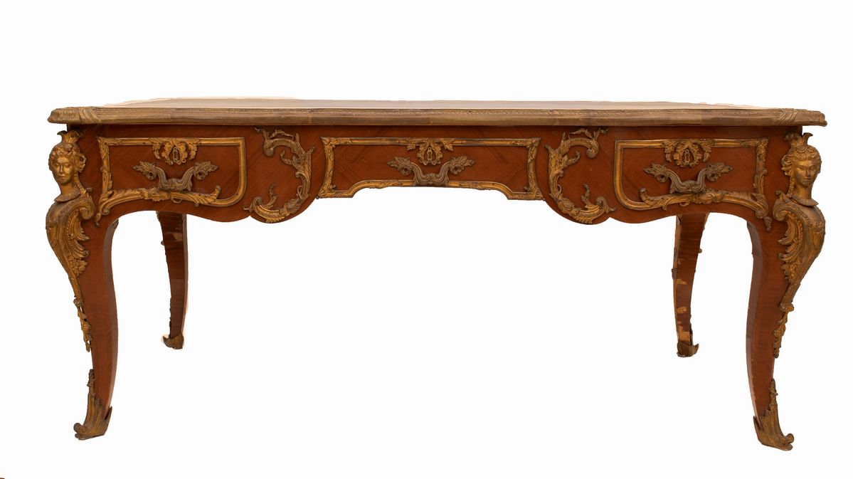 Tavolo Bureau Plat con applicazioni in bronzo dorato, piano di forma sagomata profilato da bordo ...