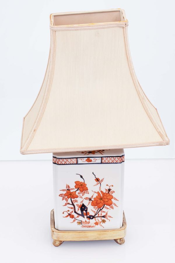 Lampada da tavolo con base in porcellana decorata con motivi orientali. Inghilterra, XX secolo