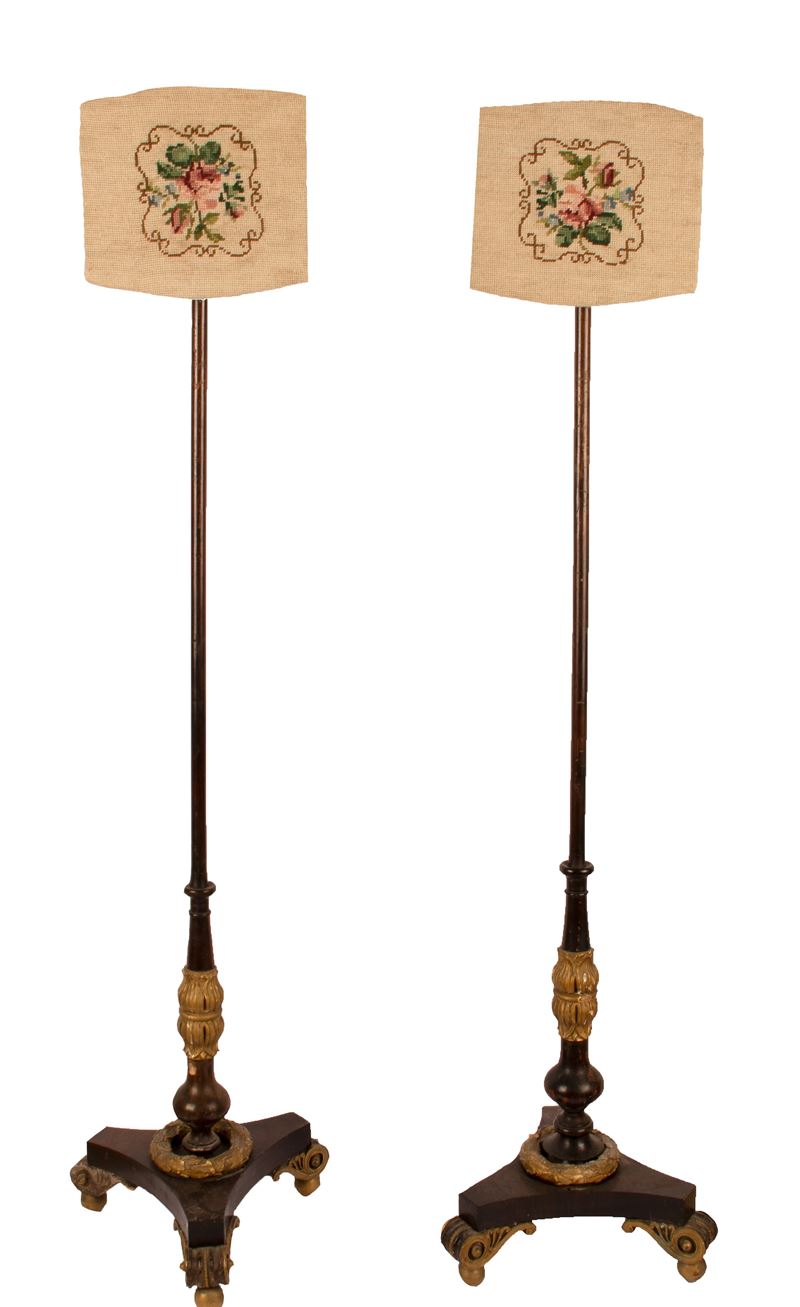 Coppia di piantane neoclassiche inglesi con basamenti in legno di mogano con base tripode e piedi...