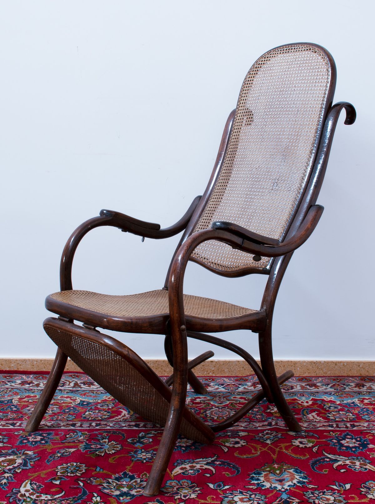 Chaise Longue Modello Thonet in Faggio Curvato al Vapore e Seduta in Paglia di Vienna