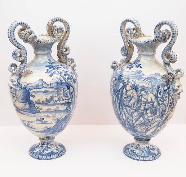 Lotto di tre vasi in vetro di Murano con anse trasparenti e orlo  mistilineo. Manifattura di Murano, XX secolo - Auction Christmas Auction:  Importanti dipinti antichi e del XIX secolo, Arredi e