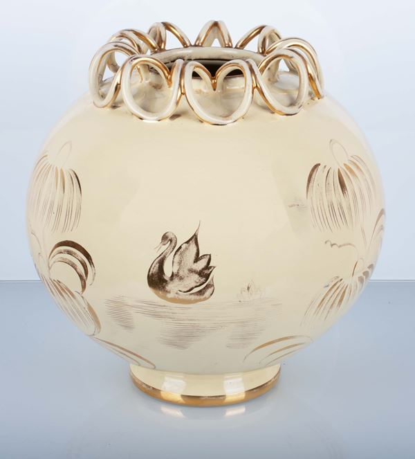 Vaso globulare SCAR con cigno tra decori fogliati in oro. Manifattura della Scuola d'arte applicata per la ceramica di Sesto Fiorentino, XX seolo.