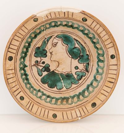 Piatto in Ceramica Ingobbiata Graffita ed Invetriata con Motivi Decorativi in Verde Ramina Ad Arc...