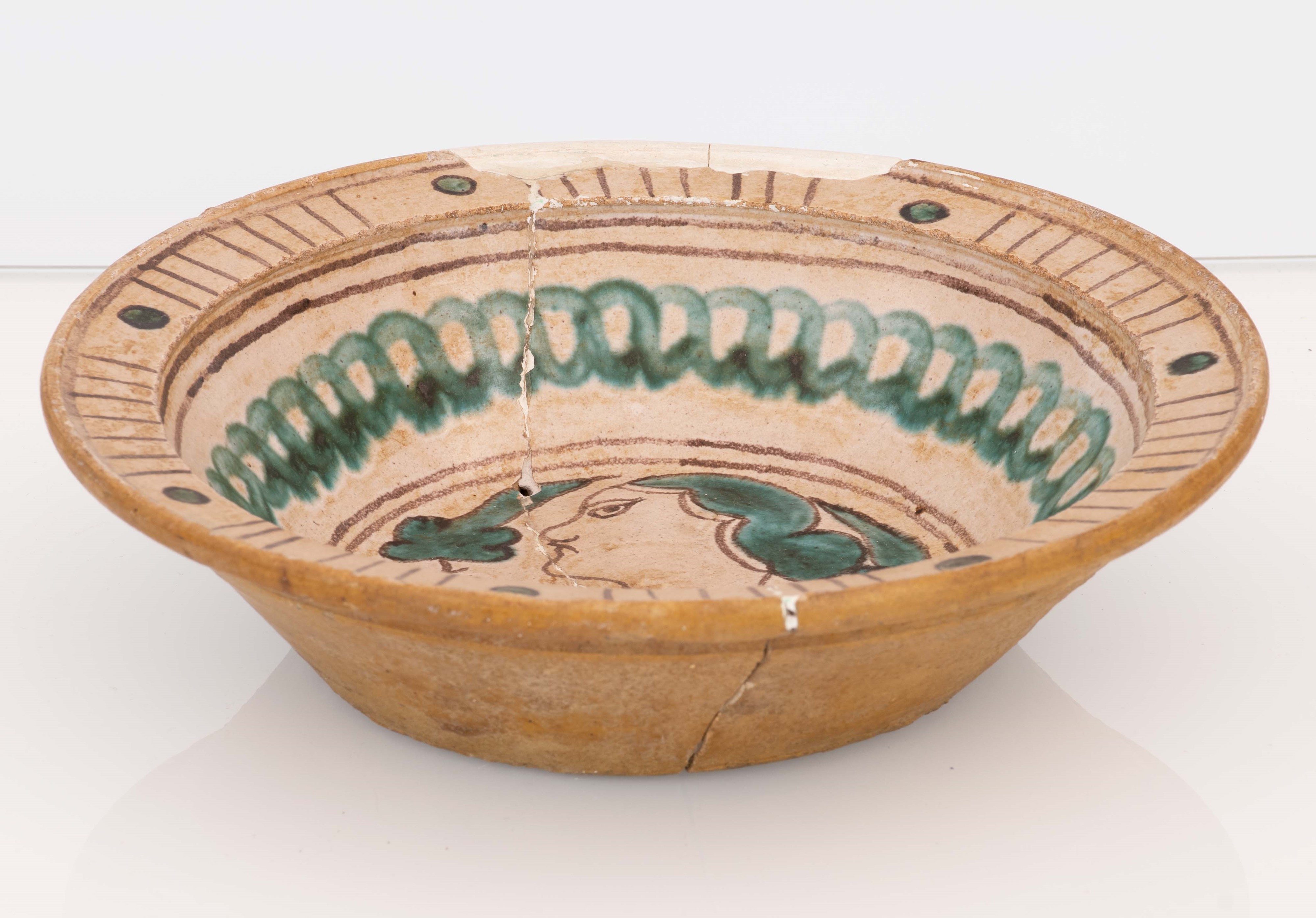 Piatto in Ceramica Ingobbiata Graffita ed Invetriata con Motivi Decorativi in Verde Ramina Ad Arc...