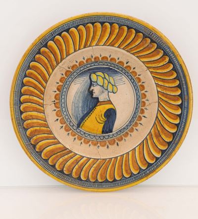 Piatto in Maiolica con Decoro della Tesa a Finte Baccellature e al Centro del Cavo un Ritratto Vi...