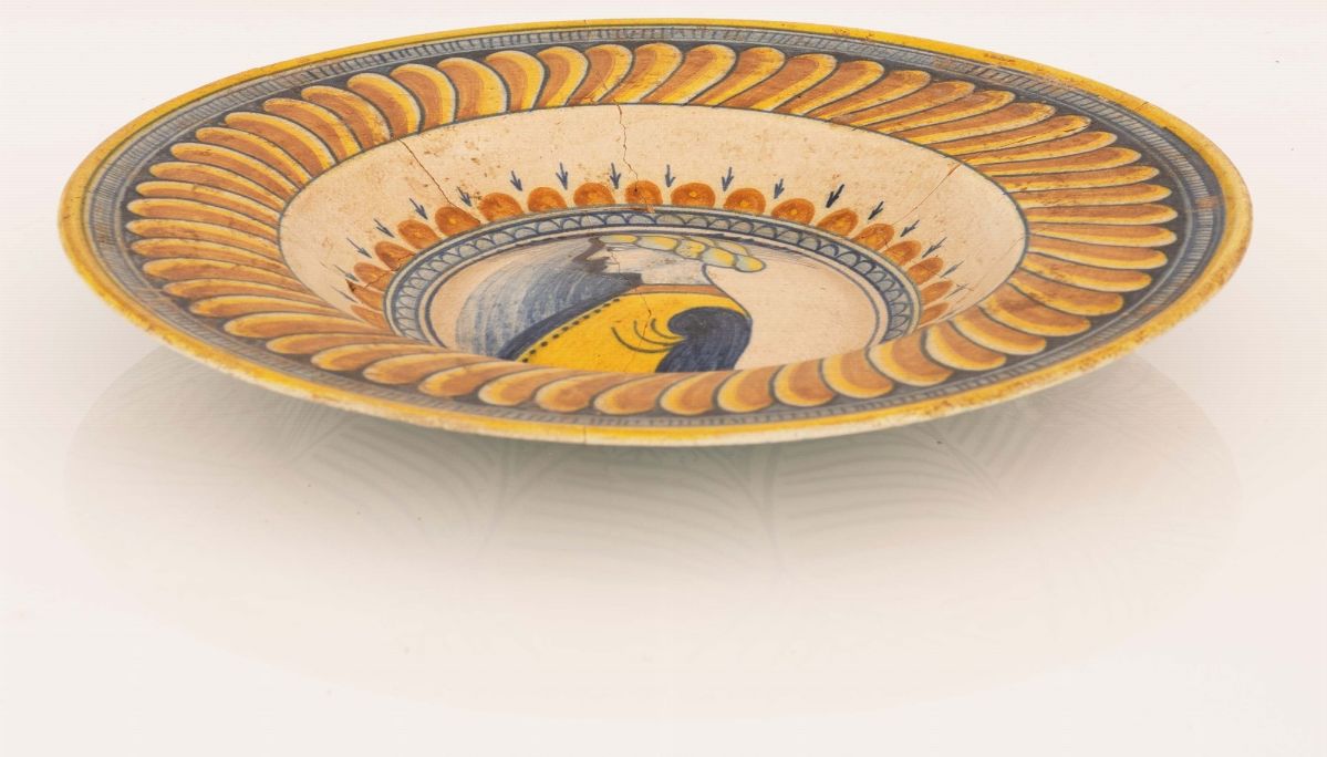 Piatto in Maiolica con Decoro della Tesa a Finte Baccellature e al Centro del Cavo un Ritratto Vi...