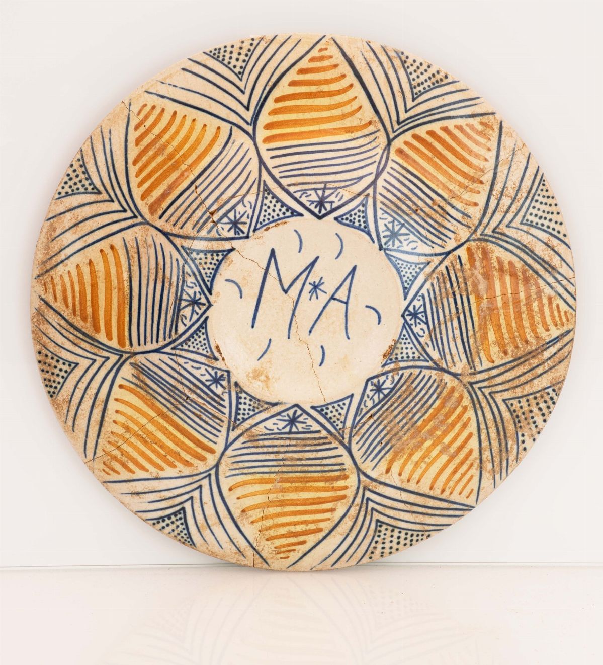 Piatto in Maiolica con Decoro della Tesa a Finte Baccellature e al Centro del Cavo un Ritratto Vi...