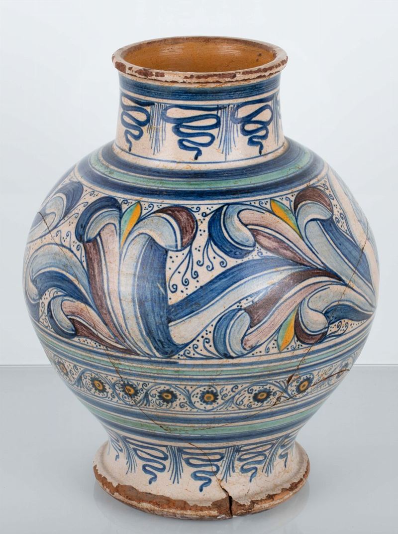 Vaso globulare in maiolica decorato al fronte con stemma con tre monti probabilmente della famigl...