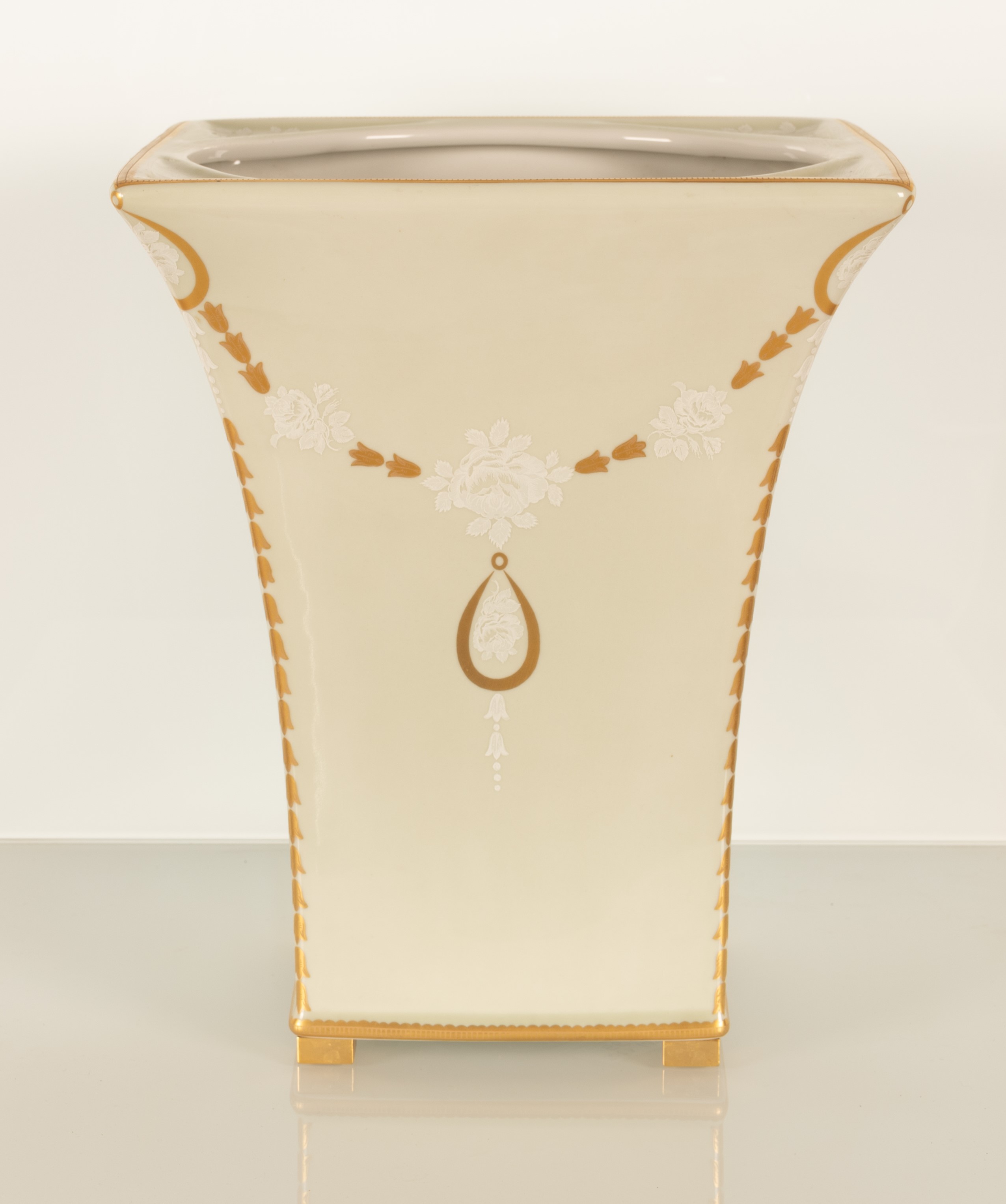 Grande Vaso con Decorazioni Festonate Oro. Porcellana Mangani.
