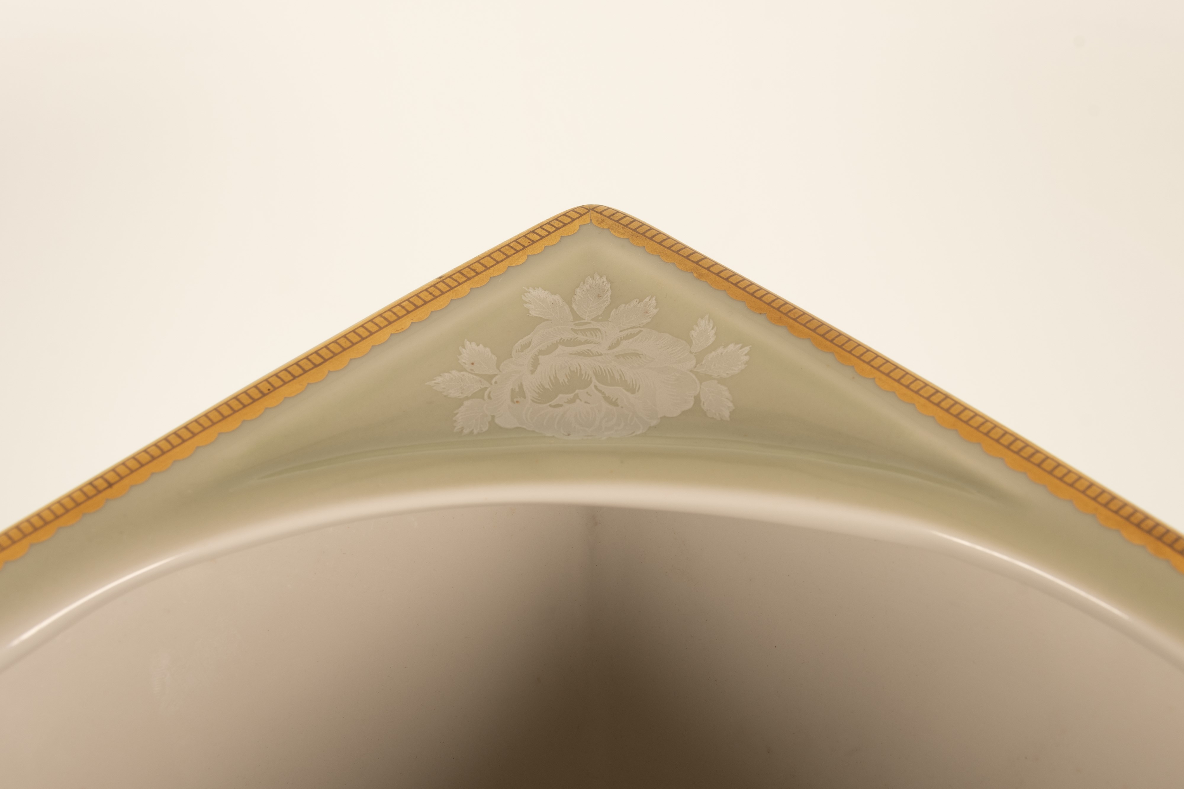 Grande Vaso con Decorazioni Festonate Oro. Porcellana Mangani.