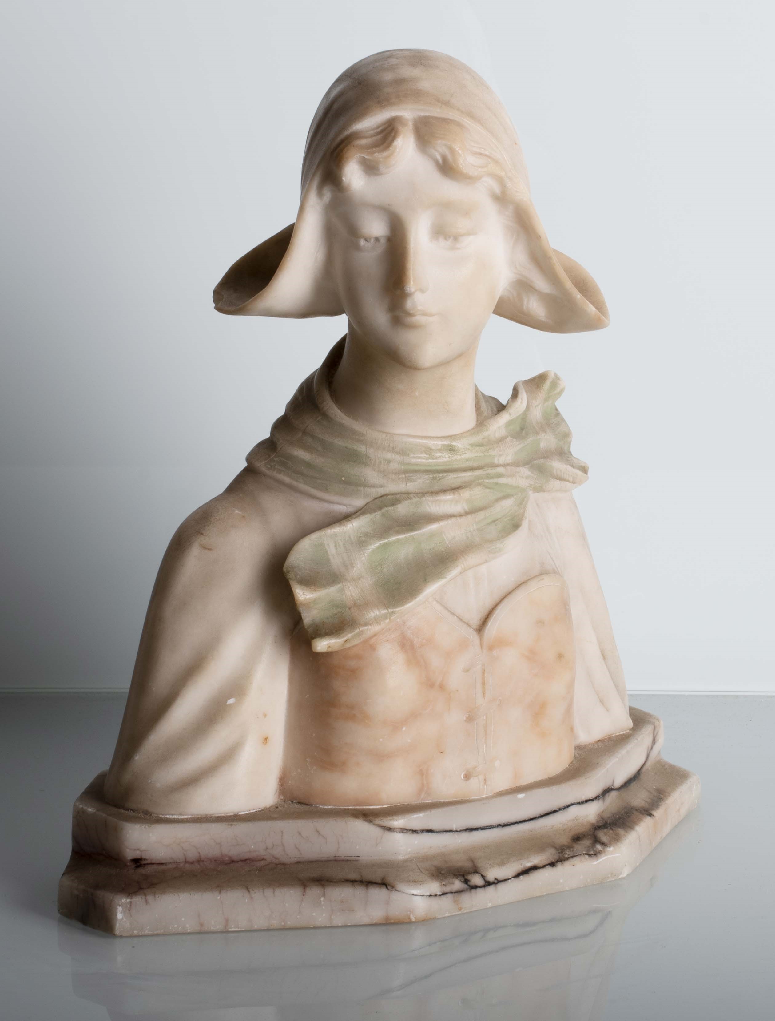 Busto in alabastro, fanciulla con cappello