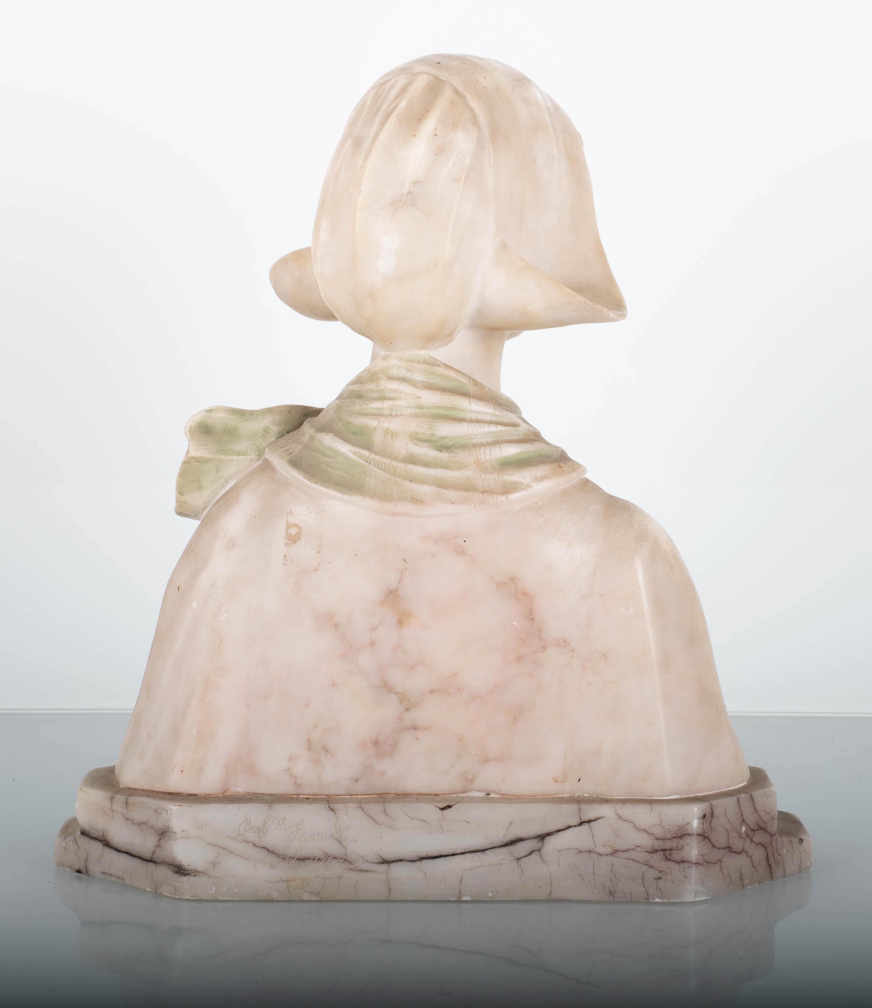 Busto in alabastro, fanciulla con cappello