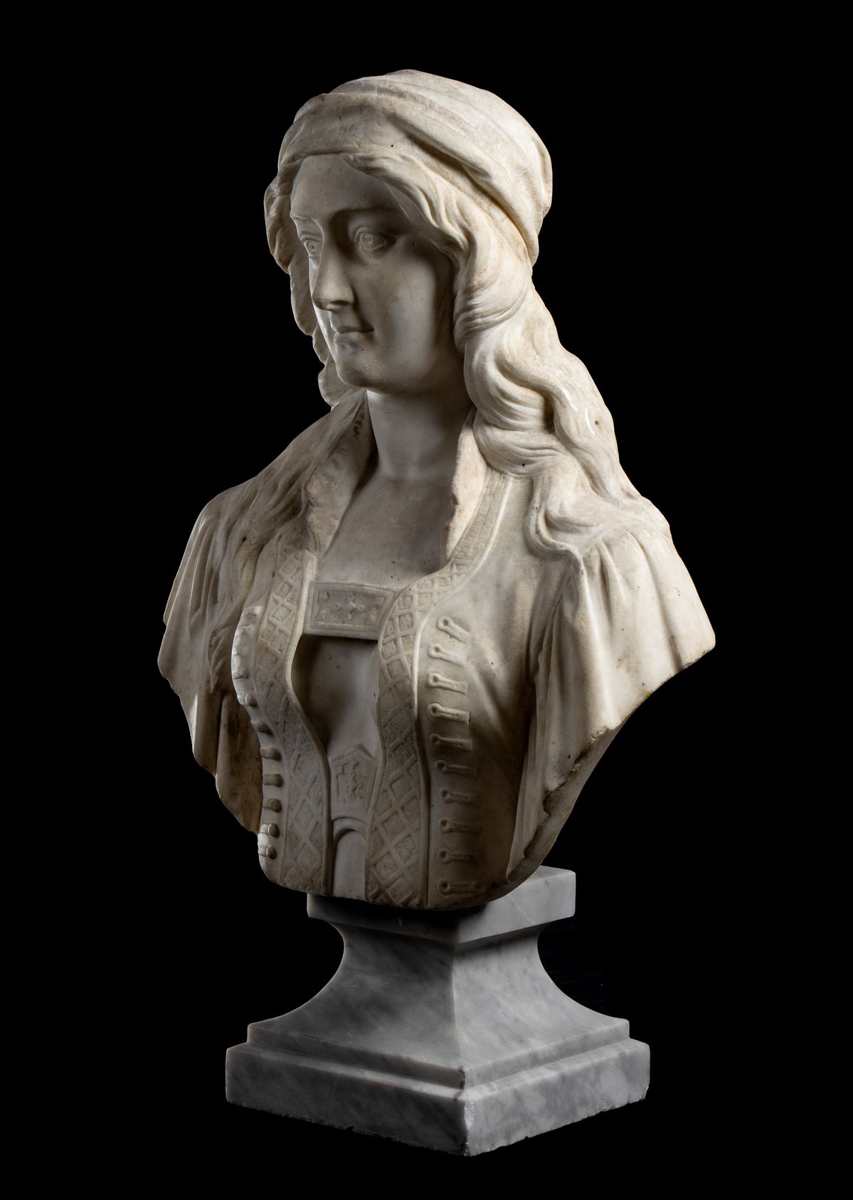 Busto muliebre in marmo bianco