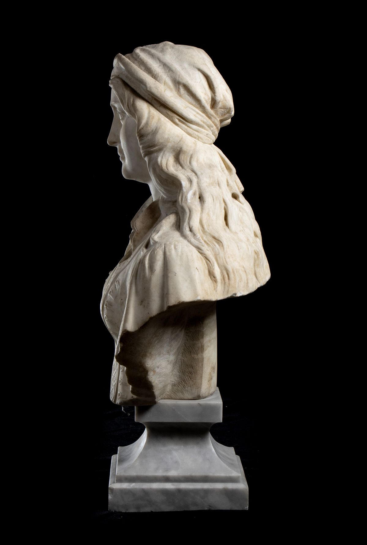 Busto muliebre in marmo bianco