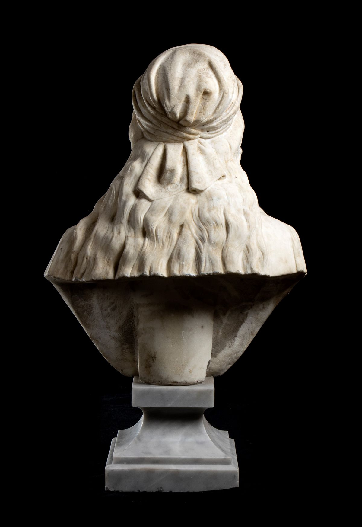 Busto muliebre in marmo bianco