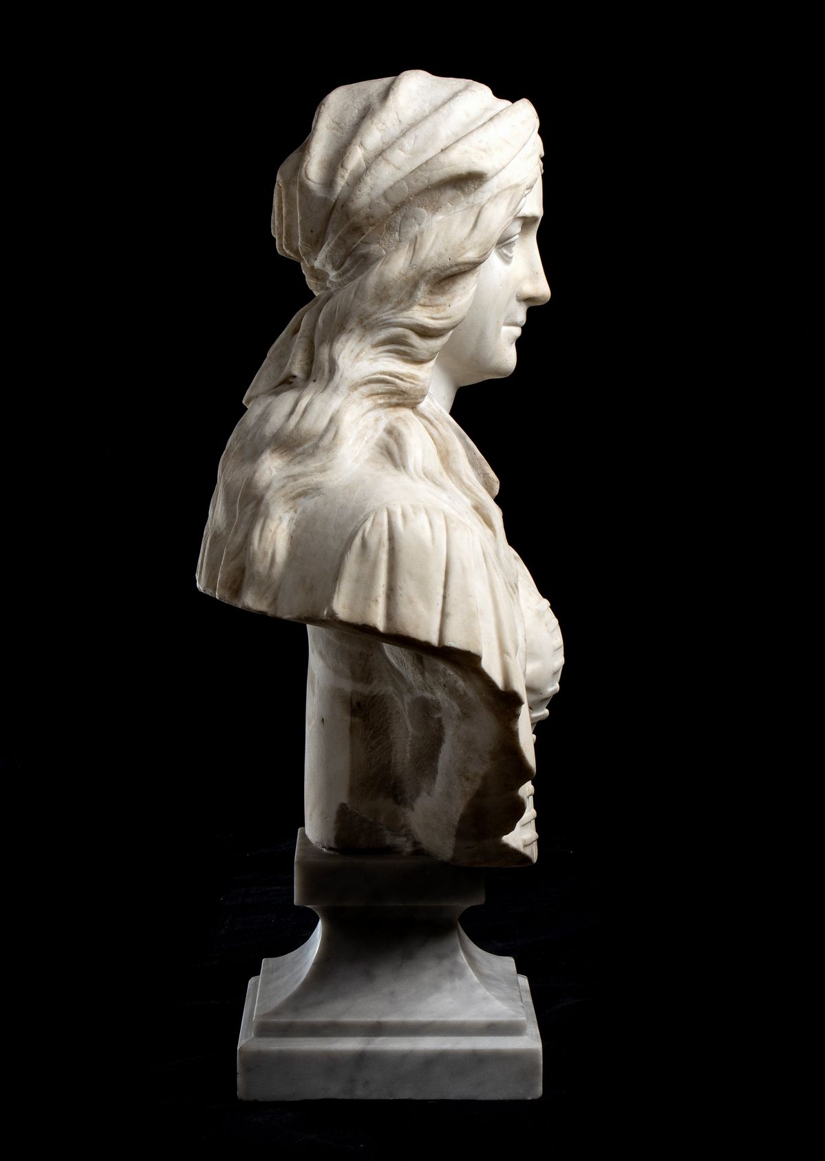 Busto muliebre in marmo bianco