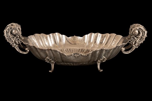 Magnifica Jatte in argento 800/000 con particolare cesellatura a ricche volute ai manici 