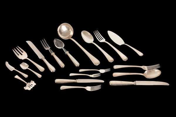 Servizio di posate per 24 persone in argento 800 prodotto in Italia dalla FABBRICA ARGENTERIA CLEMENTI dì GIOVANNI MANTEL & C., Bologna, fondata nel 1912 ed acquisita dal gruppo Buccellati negli anni ‘80 (che ha mantenuto il punzone del maestro argentiere fondatore).