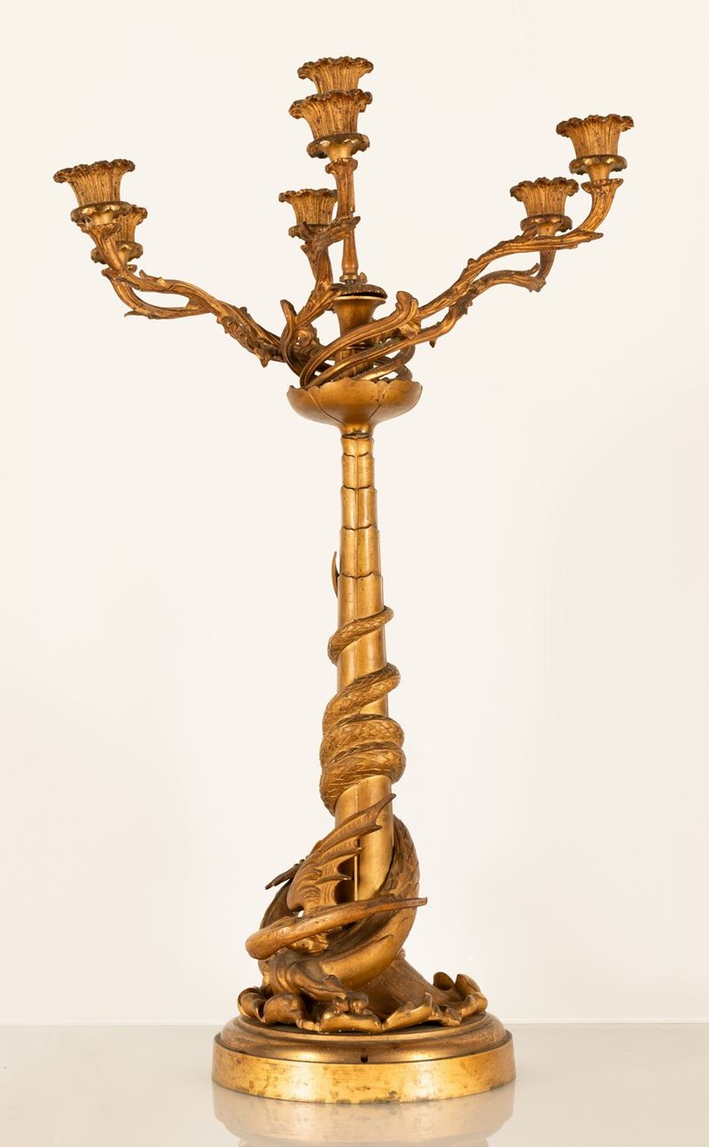 Grande Candelabro a 7 Fuochi in Bronzo Dorato. Figura di Drago Alato alla Base con Coda Attorcigl...