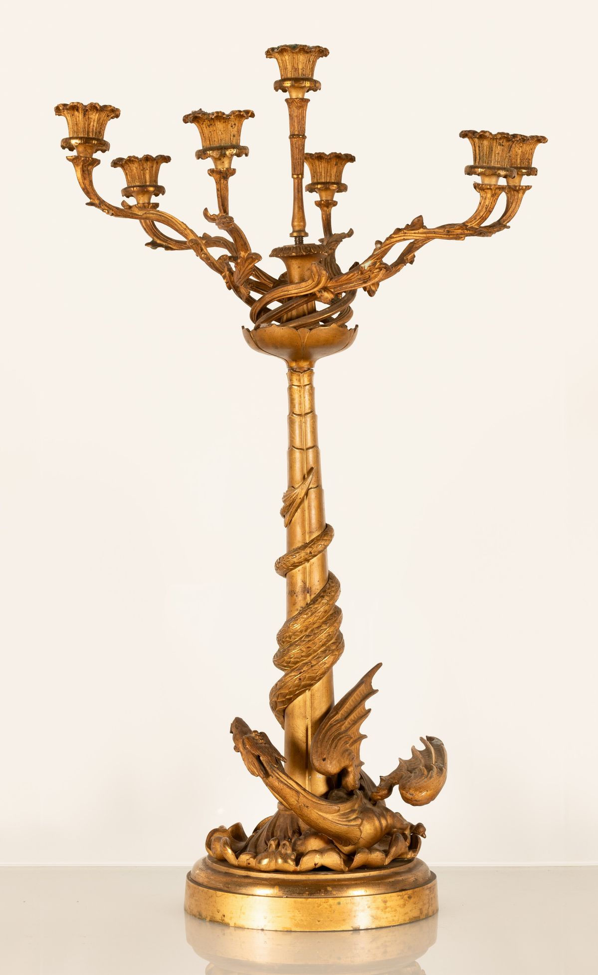 Grande Candelabro a 7 Fuochi in Bronzo Dorato. Figura di Drago Alato alla Base con Coda Attorcigl...