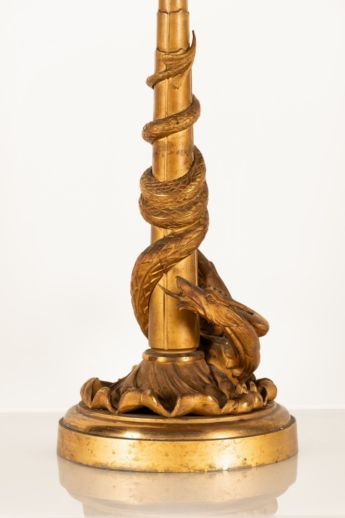 Grande Candelabro a 7 Fuochi in Bronzo Dorato. Figura di Drago Alato alla Base con Coda Attorcigl...