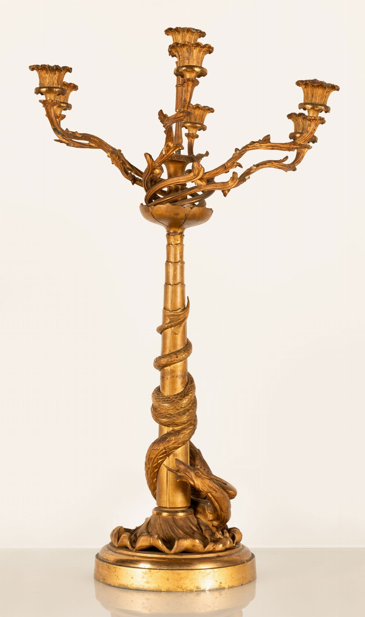 Grande Candelabro a 7 Fuochi in Bronzo Dorato. Figura di Drago Alato alla Base con Coda Attorcigl...