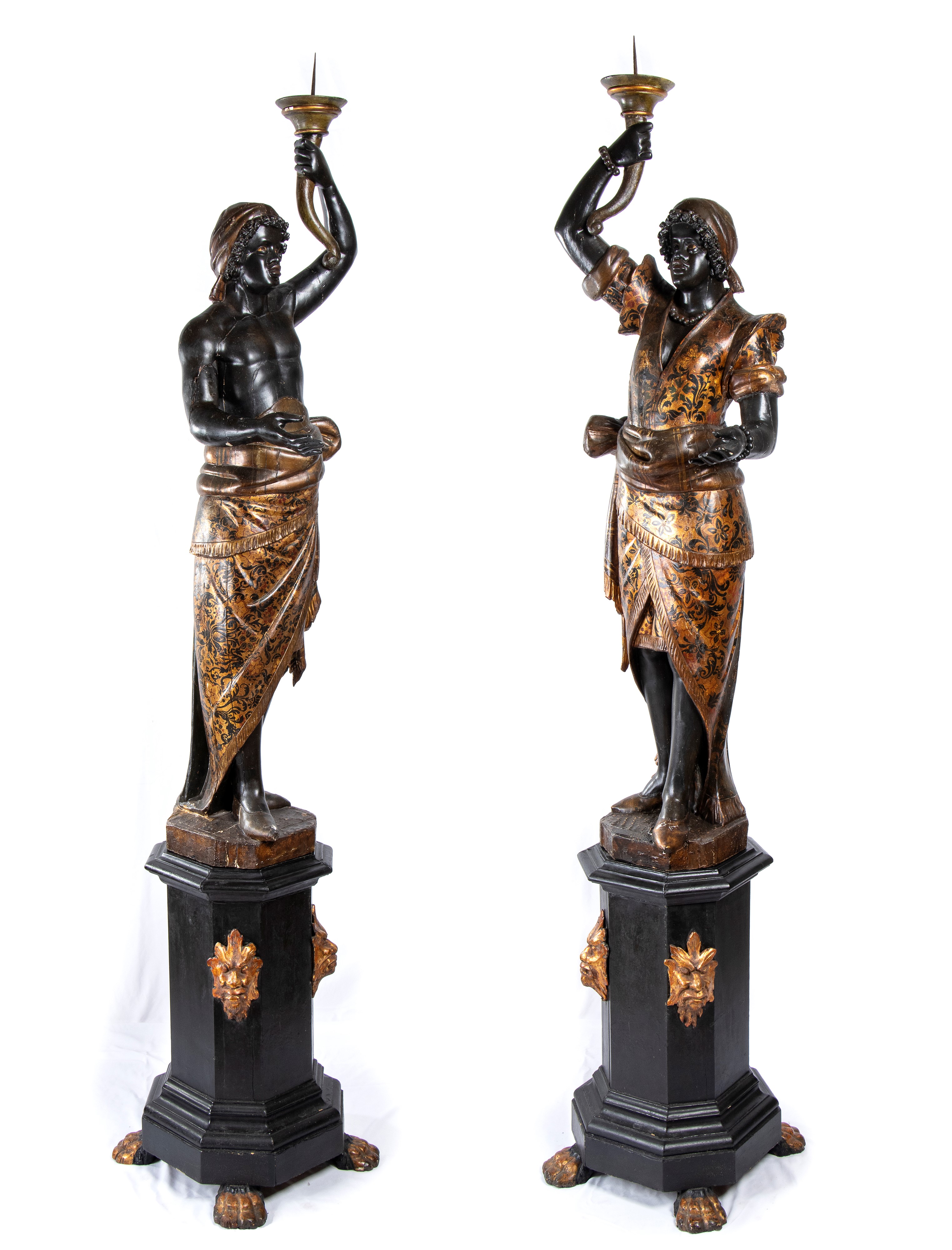 Grande scultura in stile veneziano raffigurante moresca in legno policromo e dorato della fine de...