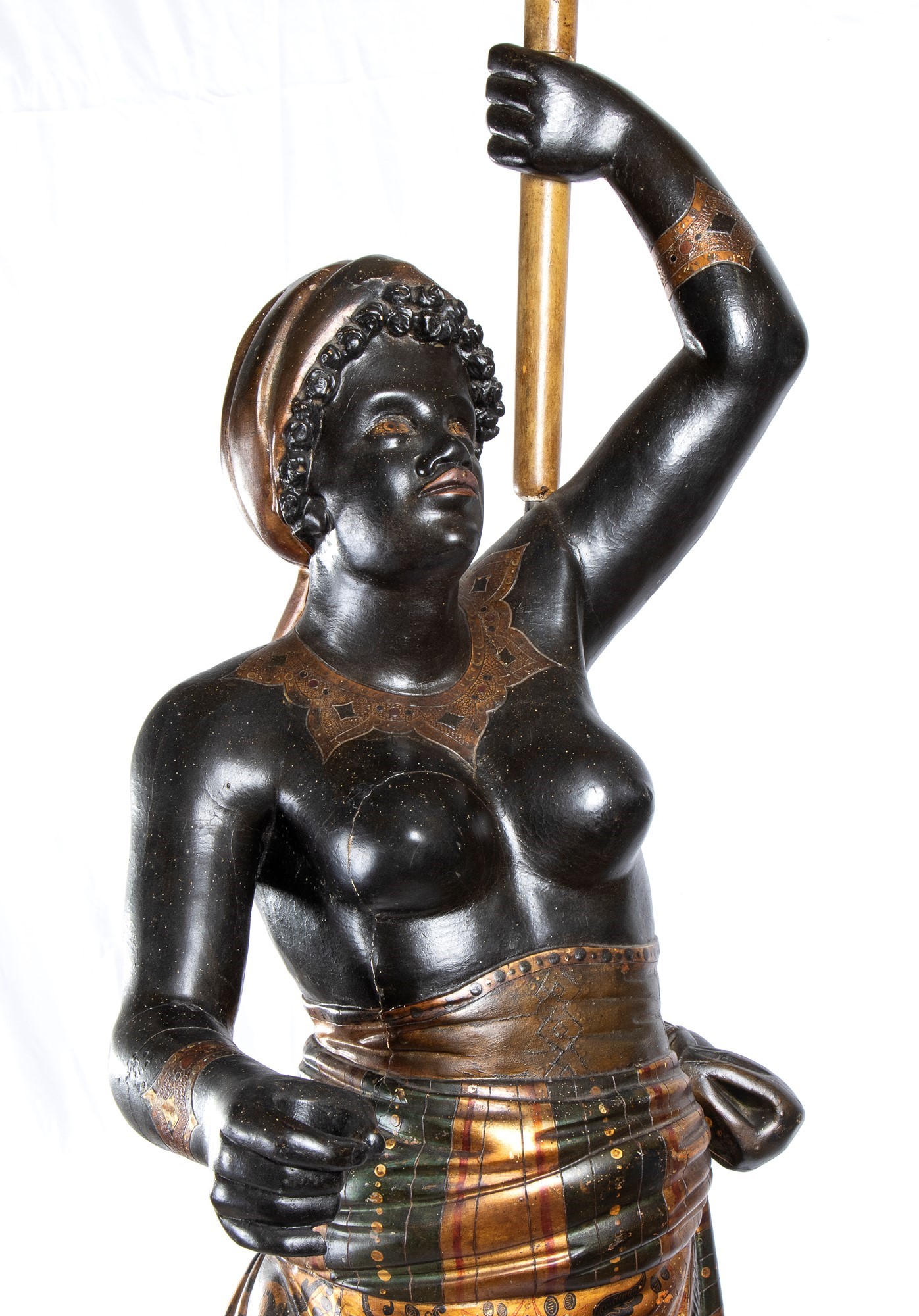 Grande scultura in stile veneziano raffigurante moresca in legno policromo e dorato della fine de...