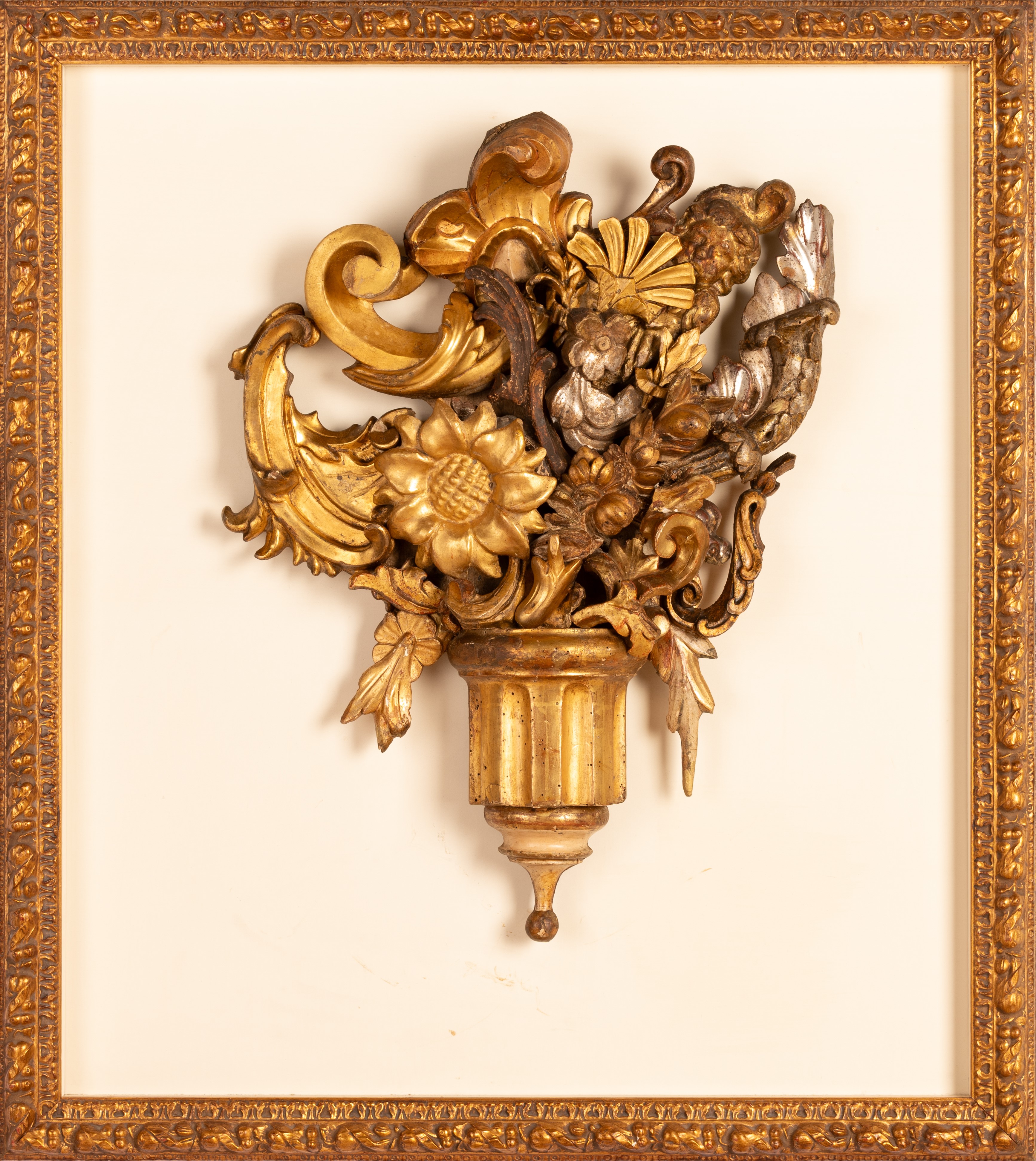 Coppia di fregi dorati con cornice