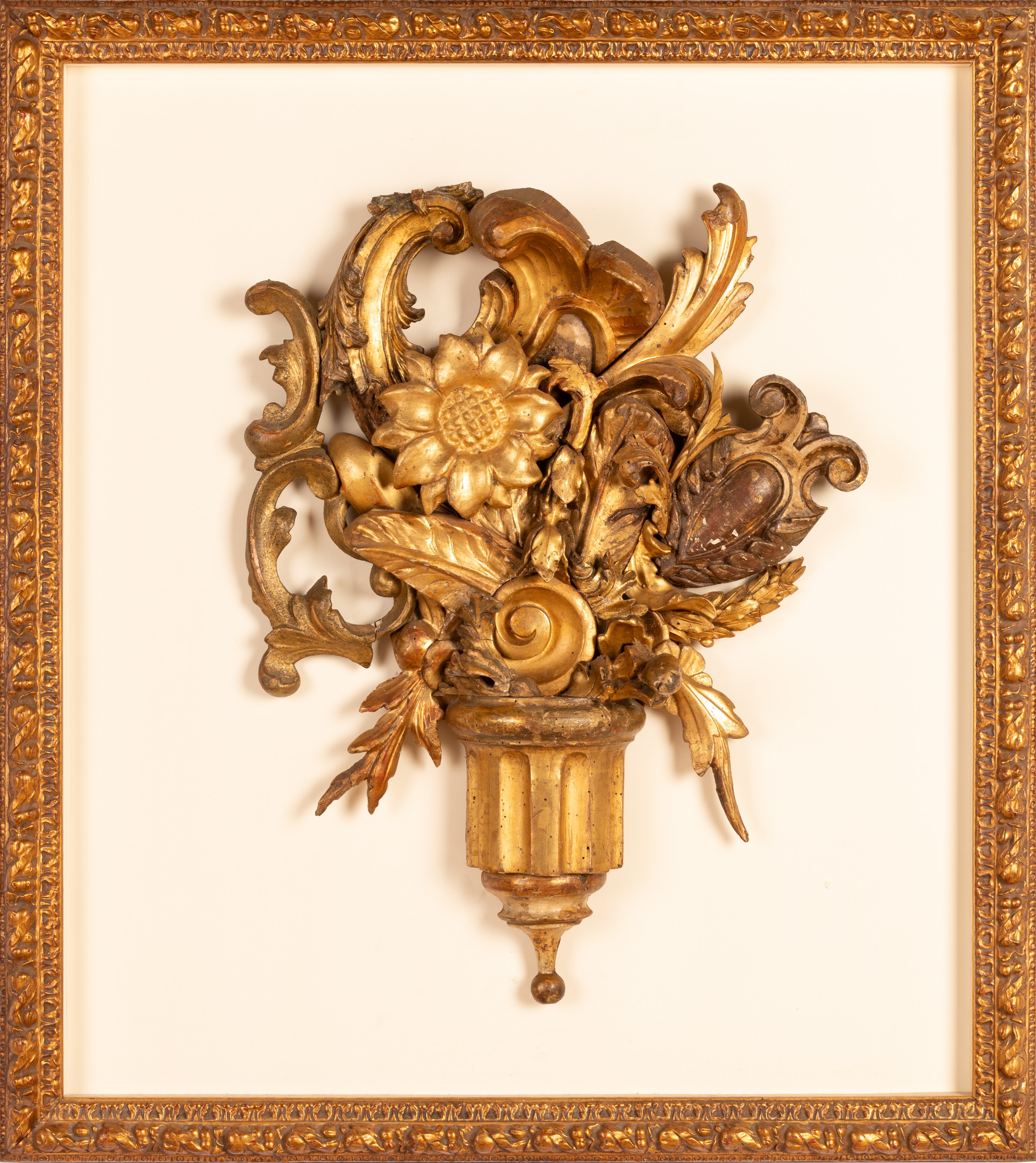 Coppia di fregi dorati con cornice