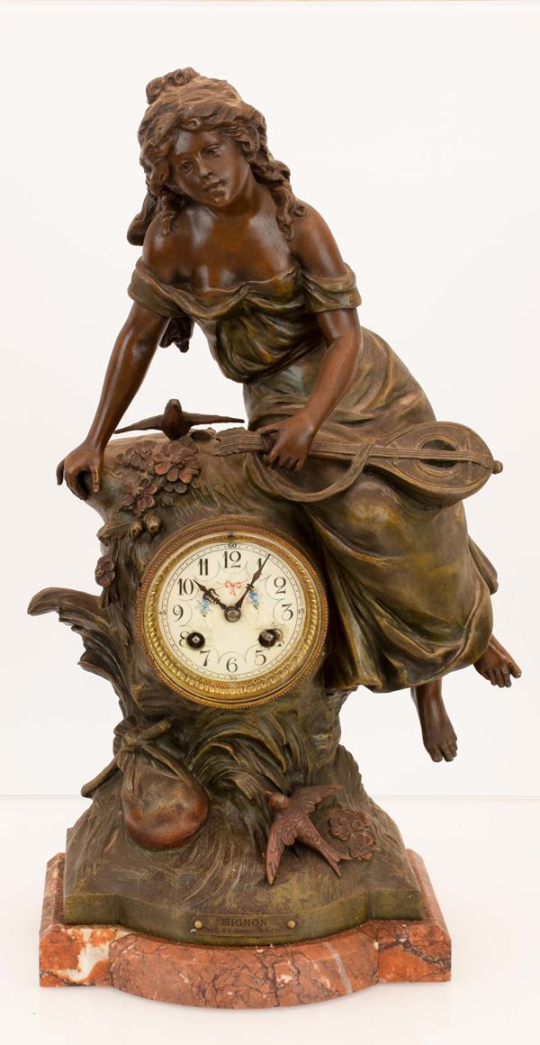 Orologio francese in bronzo da tavolo e marmo rosso rappresentante allegoria della musica Manifattura L & F Moreau