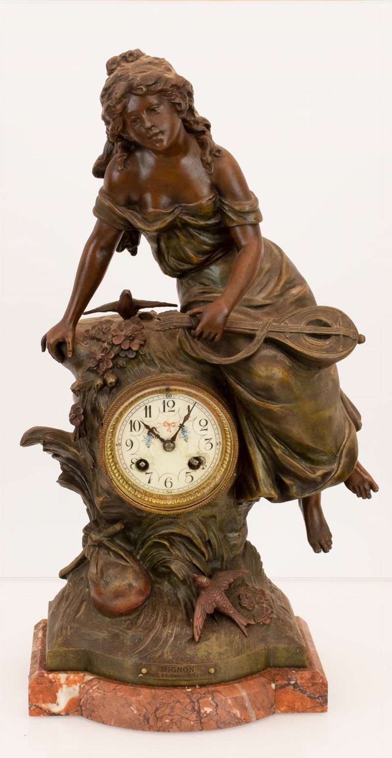 Orologio Francese in Bronzo da Tavolo e Marmo Rosso Rappresentante Allegoria della Musica Manifat...