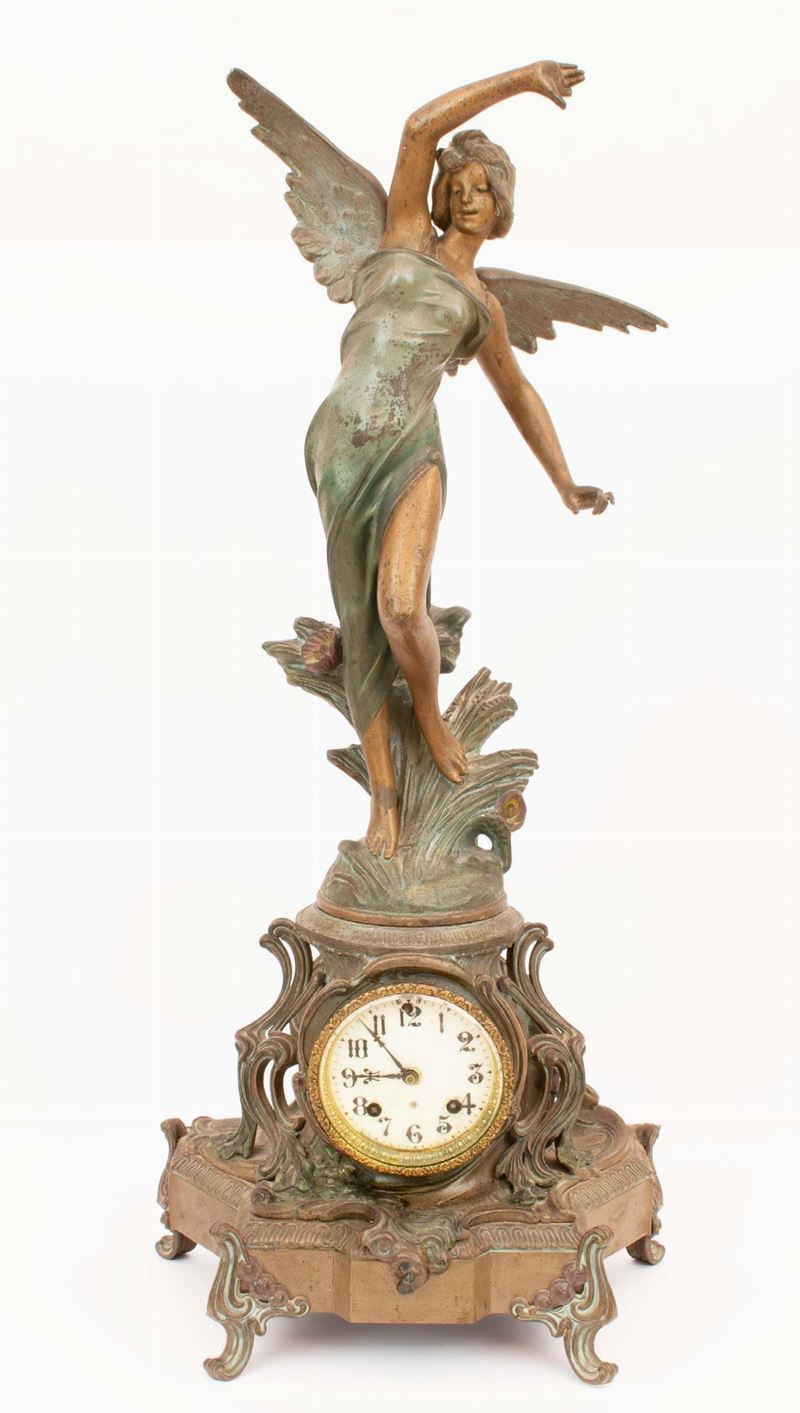 Orologio da tavolo del XX secolo con vittoria alata Quadrante in ceramica con numeri romani